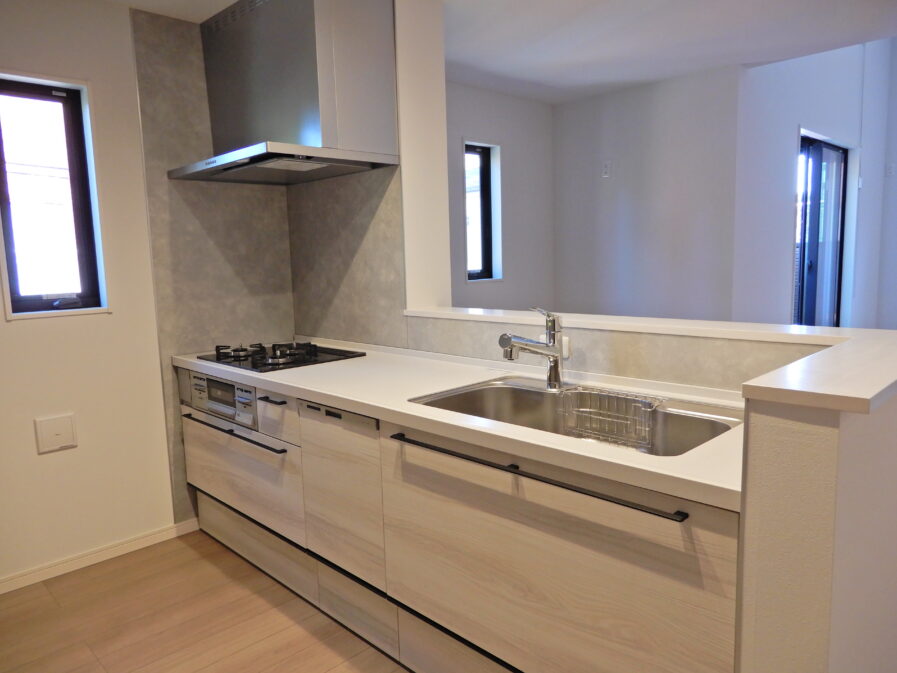 C号棟のI型キッチン♪キッチン横に収納棚があり、棚はキッチン側だけではなく背面（リビング側）にも設置されており、空間の有効利用がなされております。