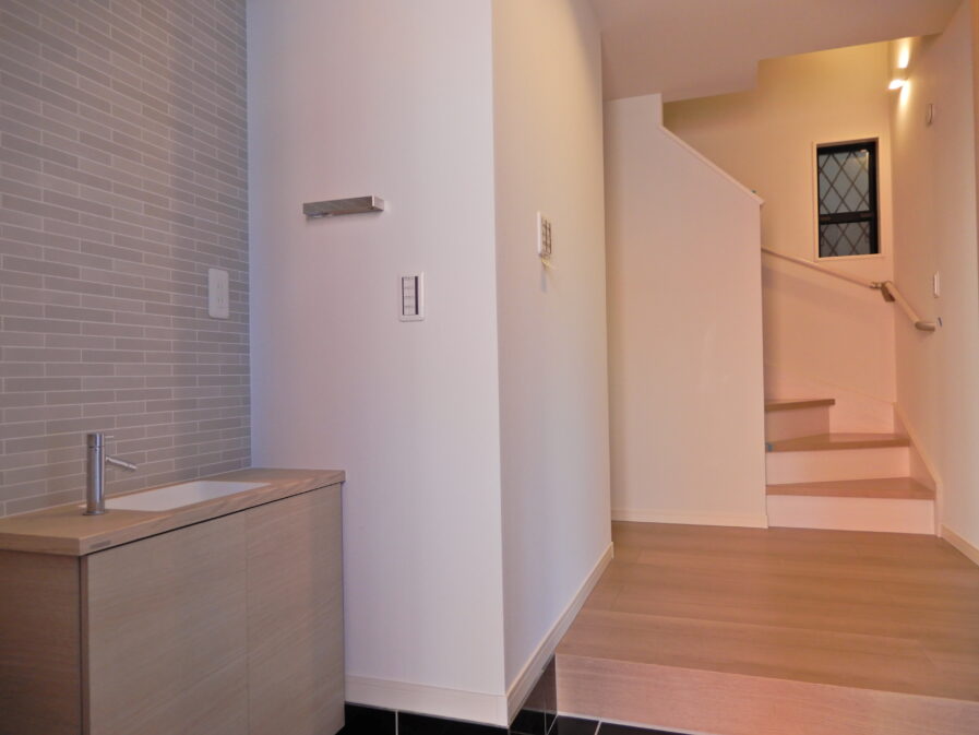 C号棟は玄関スペースにゆとりをもたせた設計となっております。玄関先に手洗い器を設置しても余裕のあるスペースとなっております。