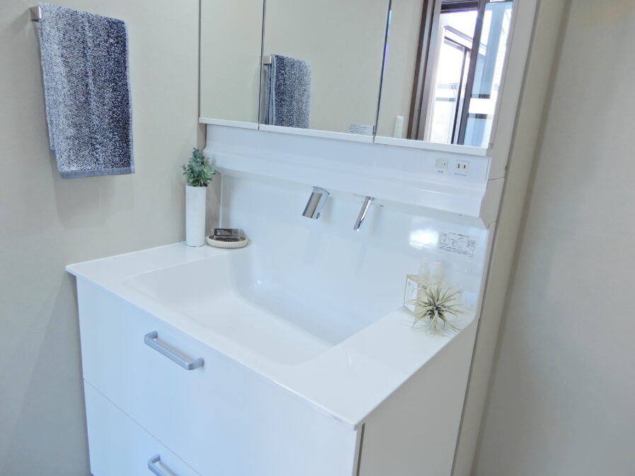 洗面台には　‘TOTOのオクターブ’を採用<br />
面積も広めな設計なため、ご利用がしやすい仕様となっております