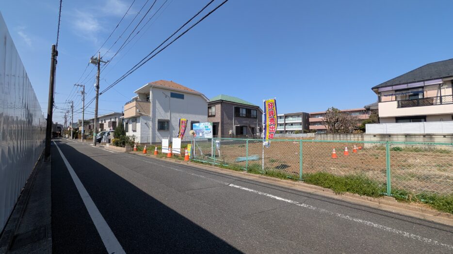 I号地南側道路で幅員約5.5mあり、向かい側は小学校の改修工事をおこなっています。<br />