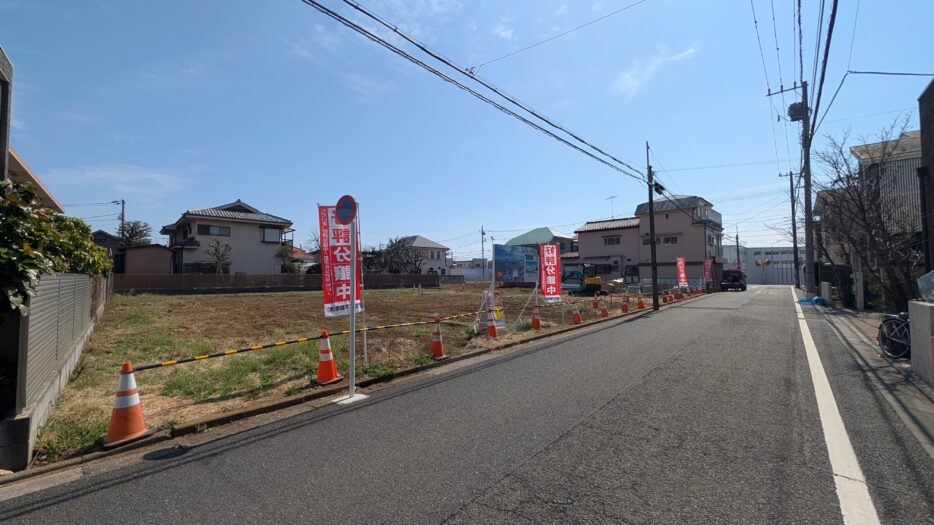 A号地西側道路で幅員約6mあり、日当たり良好です!