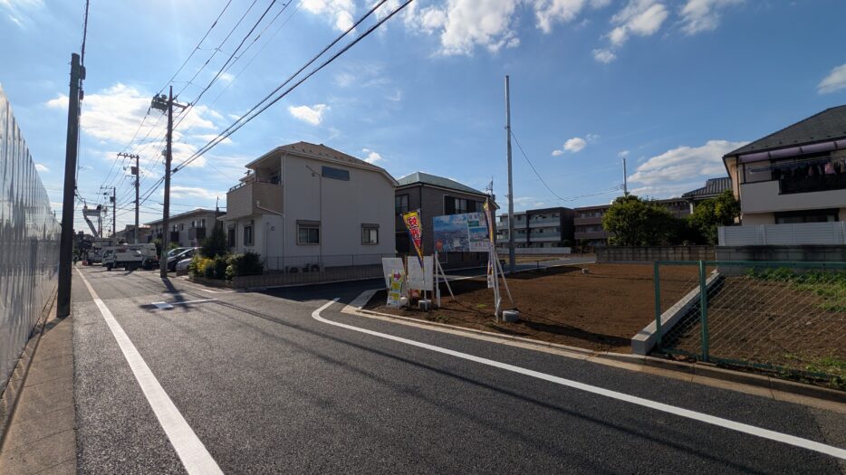I号地南側道路で幅員約5.5mあり、向かい側は小学校の改修工事をおこなっています。<br />
