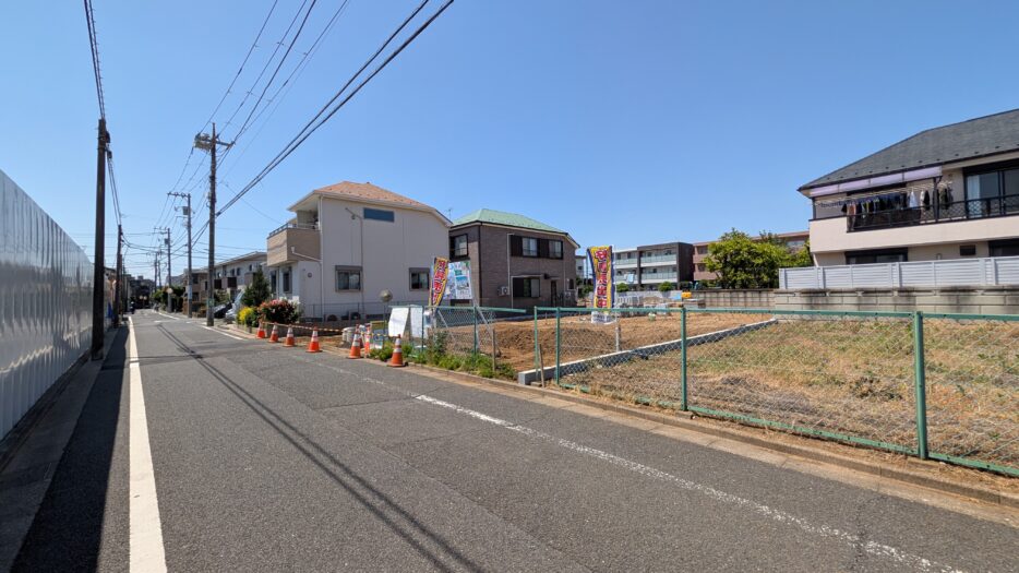 I号地南側道路で幅員約5.5mあり、向かい側は小学校の改修工事をおこなっています。<br />
