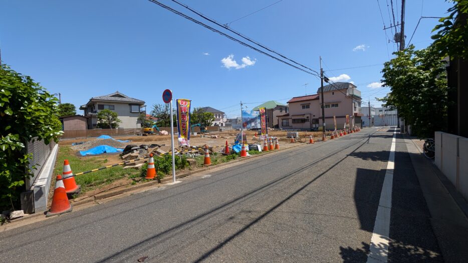 A号地西側道路で幅員約6mあり、日当たり良好です！
